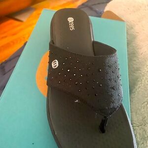 Cruisbright black fabric thong size 9 sandal
